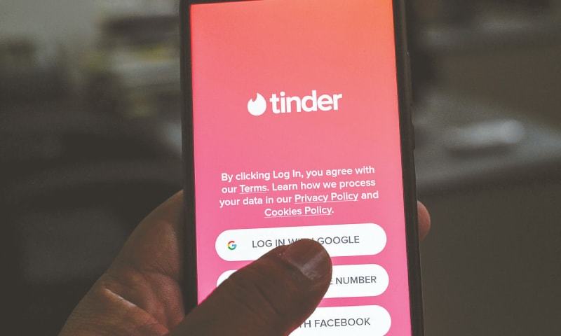 کشیدن انگشت به سمت راست: انتخاب های باریک برای داده گذاران آنلاین پاکستان - روزنامه