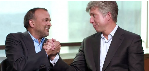  استیو سینگ ، راست ، از كنكور معامله را با مدیر عامل SAP جشن می گیرد 