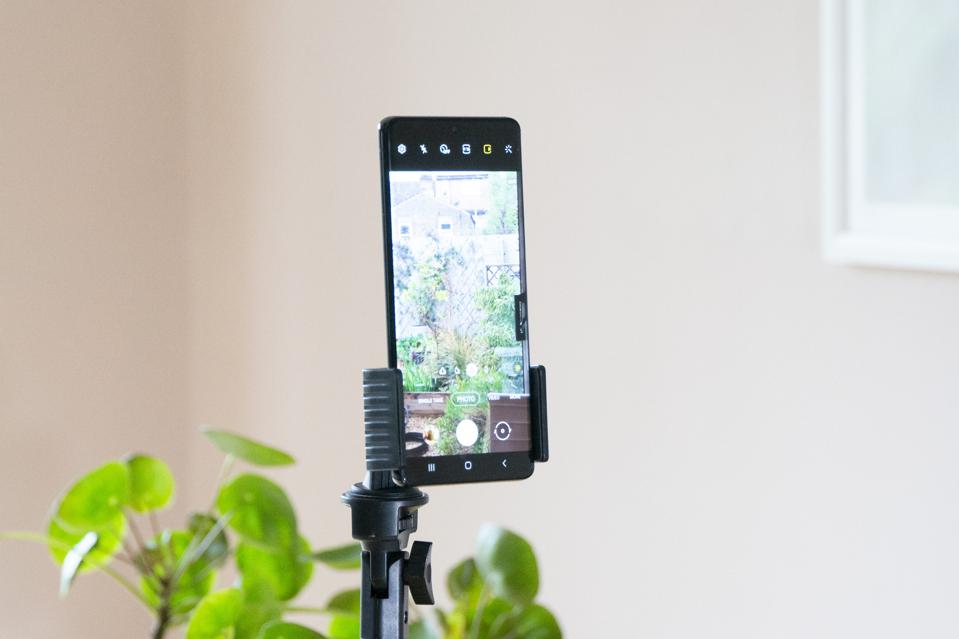  S21 Ultra یک گزینه خوب برای دوربین حرفه ای است. 