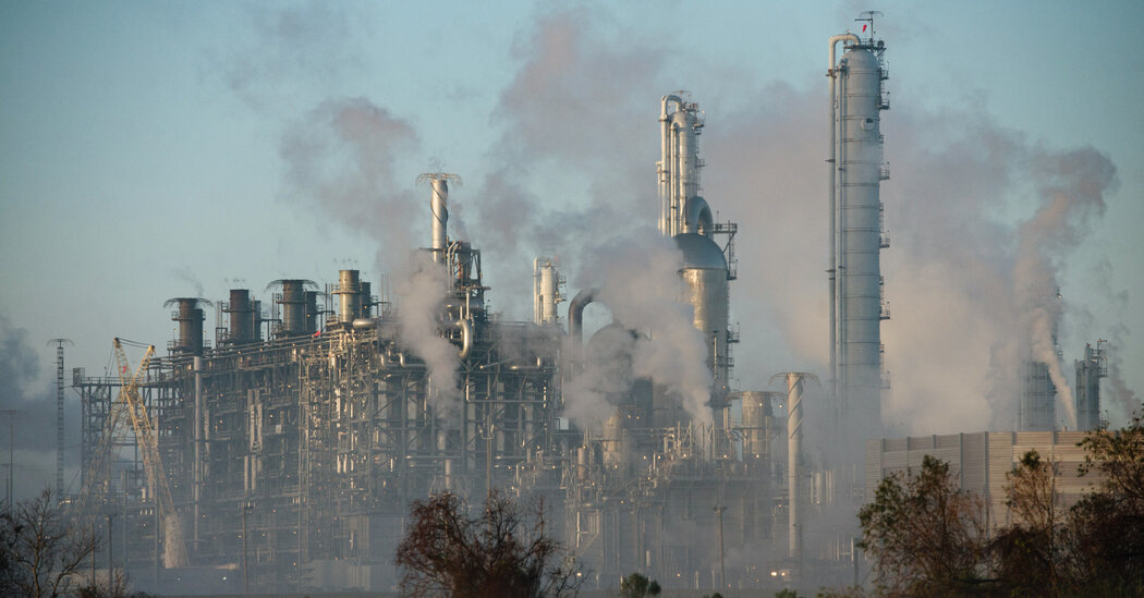 پس از یک سال کبود ، صنعت نفت با آینده ای تضعیف شده روبرو می شود